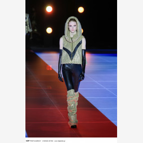 Ένα Glass Floor γηπέδου μετατράπηκε για πρώτη φορά σε Catwalk!  Μία πασαρέλα διεθνών προδιαγραφών στην Ελλάδα