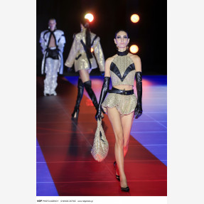 Ένα Glass Floor γηπέδου μετατράπηκε για πρώτη φορά σε Catwalk!  Μία πασαρέλα διεθνών προδιαγραφών στην Ελλάδα