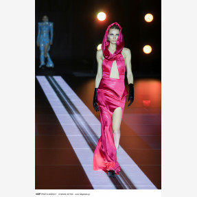 Ένα Glass Floor γηπέδου μετατράπηκε για πρώτη φορά σε Catwalk!  Μία πασαρέλα διεθνών προδιαγραφών στην Ελλάδα