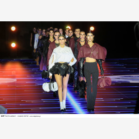 Ένα Glass Floor γηπέδου μετατράπηκε για πρώτη φορά σε Catwalk!  Μία πασαρέλα διεθνών προδιαγραφών στην Ελλάδα