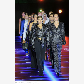 Ένα Glass Floor γηπέδου μετατράπηκε για πρώτη φορά σε Catwalk!  Μία πασαρέλα διεθνών προδιαγραφών στην Ελλάδα