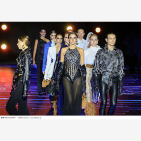 Ένα Glass Floor γηπέδου μετατράπηκε για πρώτη φορά σε Catwalk!  Μία πασαρέλα διεθνών προδιαγραφών στην Ελλάδα