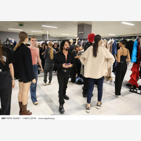 Ένα Glass Floor γηπέδου μετατράπηκε για πρώτη φορά σε Catwalk!  Μία πασαρέλα διεθνών προδιαγραφών στην Ελλάδα