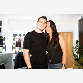 “Σάββατο Βράδυ” μας τραγουδάει ο Γιώργος Κακοσαίος, στο απόλυτο place-to-be της Αθηναϊκής νύχτας “Lux Stage Athens”, υποδέχοντας λαμπερές παρουσίες!