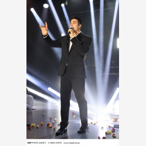 “Σάββατο Βράδυ” μας τραγουδάει ο Γιώργος Κακοσαίος, στο απόλυτο place-to-be της Αθηναϊκής νύχτας “Lux Stage Athens”, υποδέχοντας λαμπερές παρουσίες!