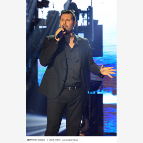 “Σάββατο Βράδυ” μας τραγουδάει ο Γιώργος Κακοσαίος, στο απόλυτο place-to-be της Αθηναϊκής νύχτας “Lux Stage Athens”, υποδέχοντας λαμπερές παρουσίες!