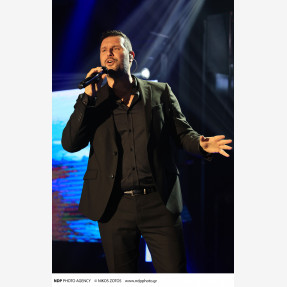 “Σάββατο Βράδυ” μας τραγουδάει ο Γιώργος Κακοσαίος, στο απόλυτο place-to-be της Αθηναϊκής νύχτας “Lux Stage Athens”, υποδέχοντας λαμπερές παρουσίες!