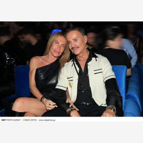 “Σάββατο Βράδυ” μας τραγουδάει ο Γιώργος Κακοσαίος, στο απόλυτο place-to-be της Αθηναϊκής νύχτας “Lux Stage Athens”, υποδέχοντας λαμπερές παρουσίες!