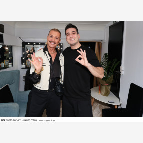 “Σάββατο Βράδυ” μας τραγουδάει ο Γιώργος Κακοσαίος, στο απόλυτο place-to-be της Αθηναϊκής νύχτας “Lux Stage Athens”, υποδέχοντας λαμπερές παρουσίες!