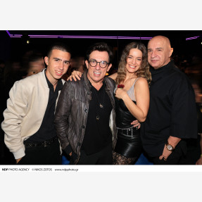 “Σάββατο Βράδυ” μας τραγουδάει ο Γιώργος Κακοσαίος, στο απόλυτο place-to-be της Αθηναϊκής νύχτας “Lux Stage Athens”, υποδέχοντας λαμπερές παρουσίες!