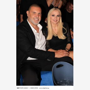 “Σάββατο Βράδυ” μας τραγουδάει ο Γιώργος Κακοσαίος, στο απόλυτο place-to-be της Αθηναϊκής νύχτας “Lux Stage Athens”, υποδέχοντας λαμπερές παρουσίες!