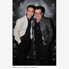 “Σάββατο Βράδυ” μας τραγουδάει ο Γιώργος Κακοσαίος, στο απόλυτο place-to-be της Αθηναϊκής νύχτας “Lux Stage Athens”, υποδέχοντας λαμπερές παρουσίες!