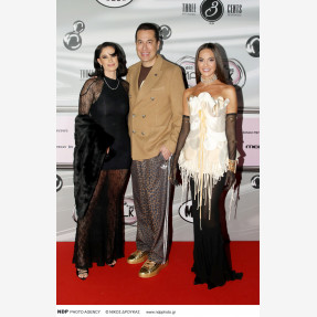 Τo brand “Effie K.” ξεχώρισε στα “MadWalk 2025” με την glam rock συλλογή “Light in the dark”.