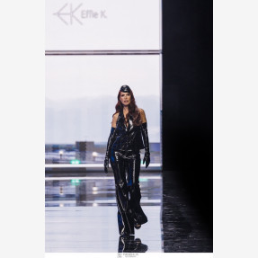 Τo brand “Effie K.” ξεχώρισε στα “MadWalk 2025” με την glam rock συλλογή “Light in the dark”.