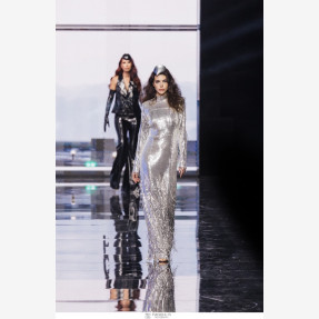 Τo brand “Effie K.” ξεχώρισε στα “MadWalk 2025” με την glam rock συλλογή “Light in the dark”.