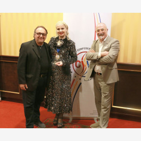 Ελληνική διάκριση με αέρα Μεσογείου η βράβευση για την Διεθνούς Φήμης Hair & makeup Artist Ιωάννα Τζάνη, κατακτώντας το βραβείο “Best Hair International” στα Hair & Beauty Global Awards στην Ιταλία!