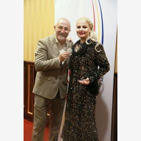 Ελληνική διάκριση με αέρα Μεσογείου η βράβευση για την Διεθνούς Φήμης Hair & makeup Artist Ιωάννα Τζάνη, κατακτώντας το βραβείο “Best Hair International” στα Hair & Beauty Global Awards στην Ιταλία!