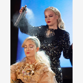 Ελληνική διάκριση με αέρα Μεσογείου η βράβευση για την Διεθνούς Φήμης Hair & makeup Artist Ιωάννα Τζάνη, κατακτώντας το βραβείο “Best Hair International” στα Hair & Beauty Global Awards στην Ιταλία!