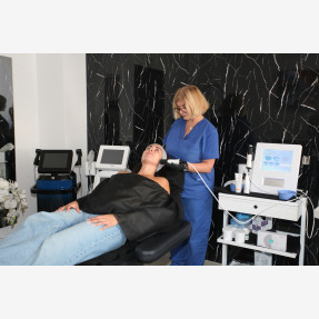 Beauty point επωνύμων το κορυφαίο κέντρο ομορφιάς “Hollywood Clinic” στην καρδιά της Θεσσαλονίκης.