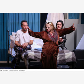 "Μαύρη Γαλότσα" της Βάσιας Αργέντη, μια κωμωδία για όλη την οικογένεια με τους: Ελένη Καστάνη, Μέμο Μπεγνή και Αντιγόνη Νάκα