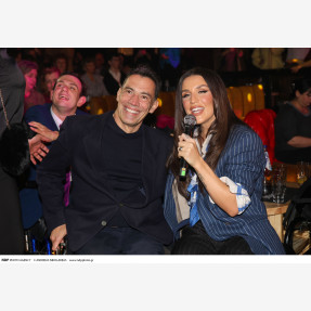 Με μία μεγάλη “αγκαλιά” υποδέχθηκε η αγαπημένη Ιουλία Καλλιμάνη στη λαμπερή charity βραδιά, που διοργάνωσε για τη στήριξη των “ΔΥΑΜΕΑ”, “ΚΕΕΠΕΑ Ορίζοντες”, “ΚΕΑΤ” & “Όλοι Εμείς”, μέλη και τις οικογένειες τους στο “Tokyo Theater Athens”!