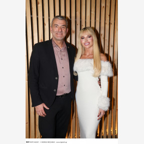 Με μία μεγάλη “αγκαλιά” υποδέχθηκε η αγαπημένη Ιουλία Καλλιμάνη στη λαμπερή charity βραδιά, που διοργάνωσε για τη στήριξη των “ΔΥΑΜΕΑ”, “ΚΕΕΠΕΑ Ορίζοντες”, “ΚΕΑΤ” & “Όλοι Εμείς”, μέλη και τις οικογένειες τους στο “Tokyo Theater Athens”!