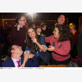 Με μία μεγάλη “αγκαλιά” υποδέχθηκε η αγαπημένη Ιουλία Καλλιμάνη στη λαμπερή charity βραδιά, που διοργάνωσε για τη στήριξη των “ΔΥΑΜΕΑ”, “ΚΕΕΠΕΑ Ορίζοντες”, “ΚΕΑΤ” & “Όλοι Εμείς”, μέλη και τις οικογένειες τους στο “Tokyo Theater Athens”!