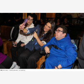 Με μία μεγάλη “αγκαλιά” υποδέχθηκε η αγαπημένη Ιουλία Καλλιμάνη στη λαμπερή charity βραδιά, που διοργάνωσε για τη στήριξη των “ΔΥΑΜΕΑ”, “ΚΕΕΠΕΑ Ορίζοντες”, “ΚΕΑΤ” & “Όλοι Εμείς”, μέλη και τις οικογένειες τους στο “Tokyo Theater Athens”!