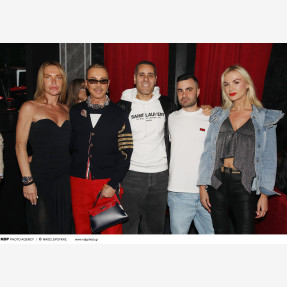 Grand Premiere Night για το «Simion» με τον εντυπωσιακό performer Τόνι Σφήνο, εγκαινιάζοντας τις πιο δυνατές Κυριακές του Πειραιά!