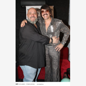 Grand Premiere Night για το «Simion» με τον εντυπωσιακό performer Τόνι Σφήνο, εγκαινιάζοντας τις πιο δυνατές Κυριακές του Πειραιά!