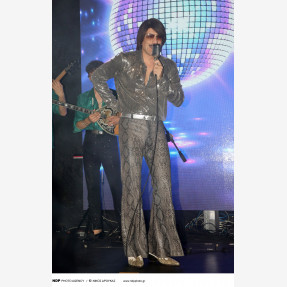 Grand Premiere Night για το «Simion» με τον εντυπωσιακό performer Τόνι Σφήνο, εγκαινιάζοντας τις πιο δυνατές Κυριακές του Πειραιά!