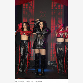 Grand Premiere Night για το «Simion» με τον εντυπωσιακό performer Τόνι Σφήνο, εγκαινιάζοντας τις πιο δυνατές Κυριακές του Πειραιά!