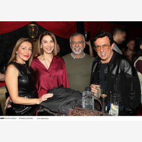 Grand Premiere Night για το «Simion» με τον εντυπωσιακό performer Τόνι Σφήνο, εγκαινιάζοντας τις πιο δυνατές Κυριακές του Πειραιά!