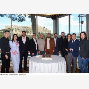 Helios Brain: Η νέα εποχή της Ζωντανής Νοημοσύνης ξεκίνησε επίσημα στην εκδήλωση κοπής πίτας της εταιρείας στο εμβληματικό “Dionysos Zonar’s” με φόντο την Ακρόπολη