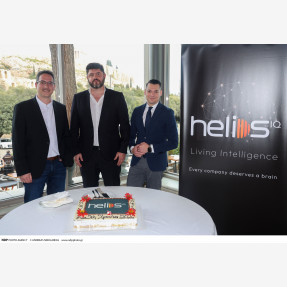 Helios Brain: Η νέα εποχή της Ζωντανής Νοημοσύνης ξεκίνησε επίσημα στην εκδήλωση κοπής πίτας της εταιρείας στο εμβληματικό “Dionysos Zonar’s” με φόντο την Ακρόπολη