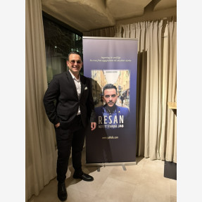 Το πολυσυζητημένο βιβλίο «Ένα ταξίδι αυτοενδυνάμωσης» του Έλληνα Ομογενή Γιώργου Γουλτίδη, που ήρθε να αλλάξει το mindset μιας ολόκληρης γενιάς, συνεχίζει να ταξιδεύει σε ολόκληρη την Ευρώπη.