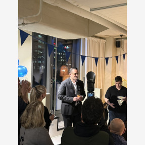 Το πολυσυζητημένο βιβλίο «Ένα ταξίδι αυτοενδυνάμωσης» του Έλληνα Ομογενή Γιώργου Γουλτίδη, που ήρθε να αλλάξει το mindset μιας ολόκληρης γενιάς, συνεχίζει να ταξιδεύει σε ολόκληρη την Ευρώπη.