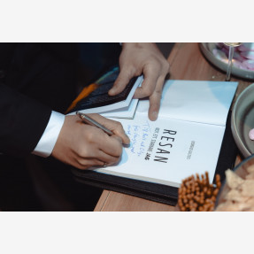 Το πολυσυζητημένο βιβλίο «Ένα ταξίδι αυτοενδυνάμωσης» του Έλληνα Ομογενή Γιώργου Γουλτίδη, που ήρθε να αλλάξει το mindset μιας ολόκληρης γενιάς, συνεχίζει να ταξιδεύει σε ολόκληρη την Ευρώπη.