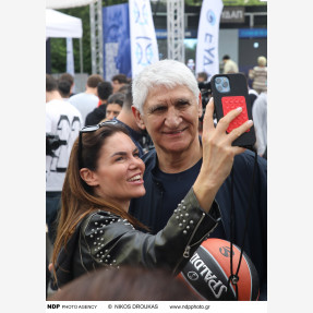Ήταν όλοι εκεί για το μοναδικό EuroLeague Experience! Το international brand “Spalding”, στο πλαίσιο του  Final Four, υποδέχτηκε διακεκριμένες παρουσίες απο τον χώρο του αθλητισμού και όχι μόνο, στο Fan Zone στο Ζάππειο!