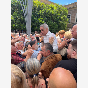 Με φόντο την Παλαιά Βουλή, πλήθος πολιτών και γνωστές προσωπικότητες συμμετείχαν σε έναν “διάλογο για την Αθήνα”, που διοργάνωσε με μεγάλη επιτυχία ο Χρήστος Τεντόμας, Αντιπρόεδρος του Δημοτικού συμβουλίου.