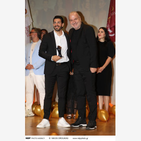 Έλαμψε στην Τελετή Απονομής των “Hair Awards 2026 by Estetica Hellas” o Κύπριος Hairdresser Γιάννης Καραολής, κατακτώντας το «Cypriot Hairdresser of the Year» Αward!
