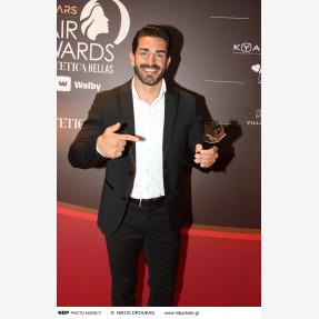 Έλαμψε στην Τελετή Απονομής των “Hair Awards 2026 by Estetica Hellas” o Κύπριος Hairdresser Γιάννης Καραολής, κατακτώντας το «Cypriot Hairdresser of the Year» Αward!