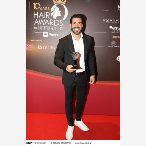 Έλαμψε στην Τελετή Απονομής των “Hair Awards 2026 by Estetica Hellas” o Κύπριος Hairdresser Γιάννης Καραολής, κατακτώντας το «Cypriot Hairdresser of the Year» Αward!