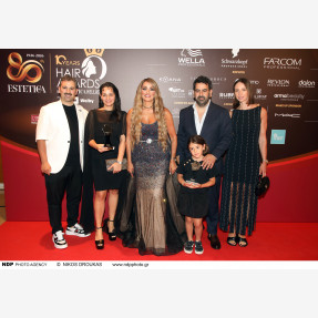 Σημαντική διάκριση για το “Roots Hair Salon” που κατέκτησε το χρυσό βραβείο “Best Hair Influencer”!