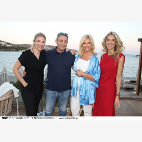 Η Ζήνα Κουτσελίνη γιόρτασε το φινάλε των επιτυχημένων 11 χρόνων της θρυλικής εκπομπής «Αλήθειες με τη Ζήνα» στο ειδυλλιακό εστιατόριο “The Royal Beach Vouliagmeni”!