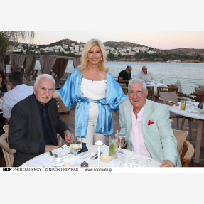 Η Ζήνα Κουτσελίνη γιόρτασε το φινάλε των επιτυχημένων 11 χρόνων της θρυλικής εκπομπής «Αλήθειες με τη Ζήνα» στο ειδυλλιακό εστιατόριο “The Royal Beach Vouliagmeni”!