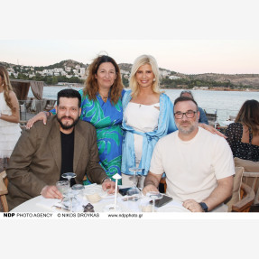 Η Ζήνα Κουτσελίνη γιόρτασε το φινάλε των επιτυχημένων 11 χρόνων της θρυλικής εκπομπής «Αλήθειες με τη Ζήνα» στο ειδυλλιακό εστιατόριο “The Royal Beach Vouliagmeni”!