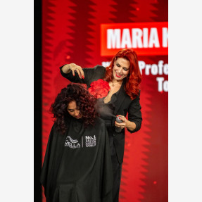 H γνωστή hairstylist, επιχειρηματίας και δημιουργός του premium salon brand “MAGIO Hair Experience” Μαρία Καμαριανάκη, κατέκτησε τα Ηνωμένα Αραβικά Εμιράτα!