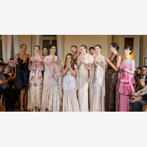 “House of Peonies FW27”: To αγαπημένο brand “MYA Collection” της Δήμητρας Νίκα κατέκτησε το Milan Fashion Week στο ιστορικό Palazzina Appiani!