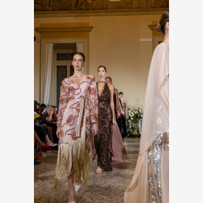 “House of Peonies FW27”: To αγαπημένο brand “MYA Collection” της Δήμητρας Νίκα κατέκτησε το Milan Fashion Week στο ιστορικό Palazzina Appiani!